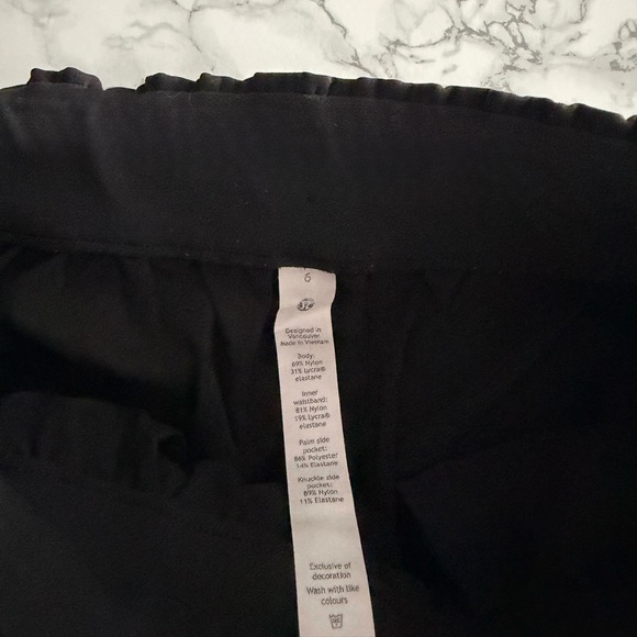 Lululemon Cropped Black Stretchy Pants - Picture 5 of 5